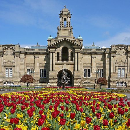 Stylish 4 Double Bedroom House In Bradford, Views Of Hillside And Parking Шипли Екстериор снимка