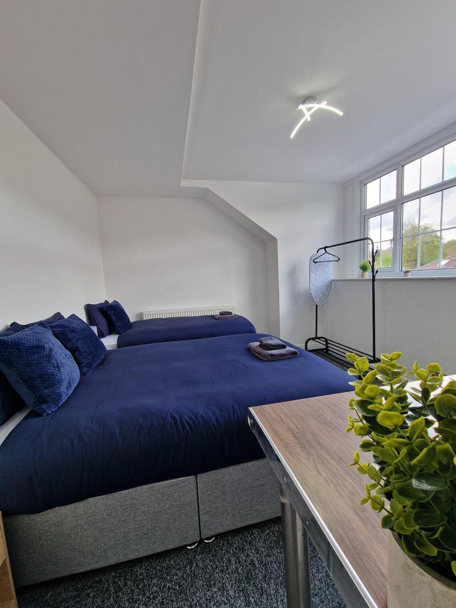 Stylish 4 Double Bedroom House In Bradford, Views Of Hillside And Parking Шипли Екстериор снимка