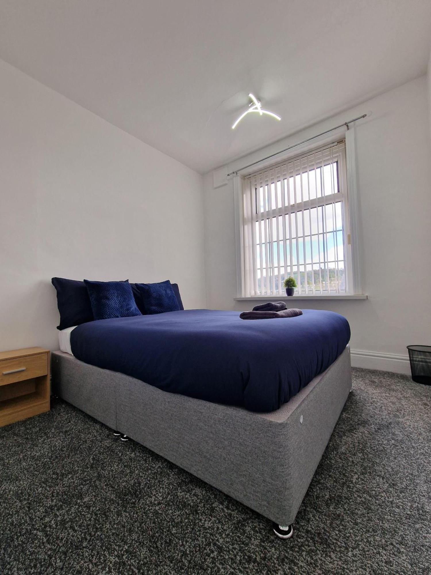 Stylish 4 Double Bedroom House In Bradford, Views Of Hillside And Parking Шипли Екстериор снимка