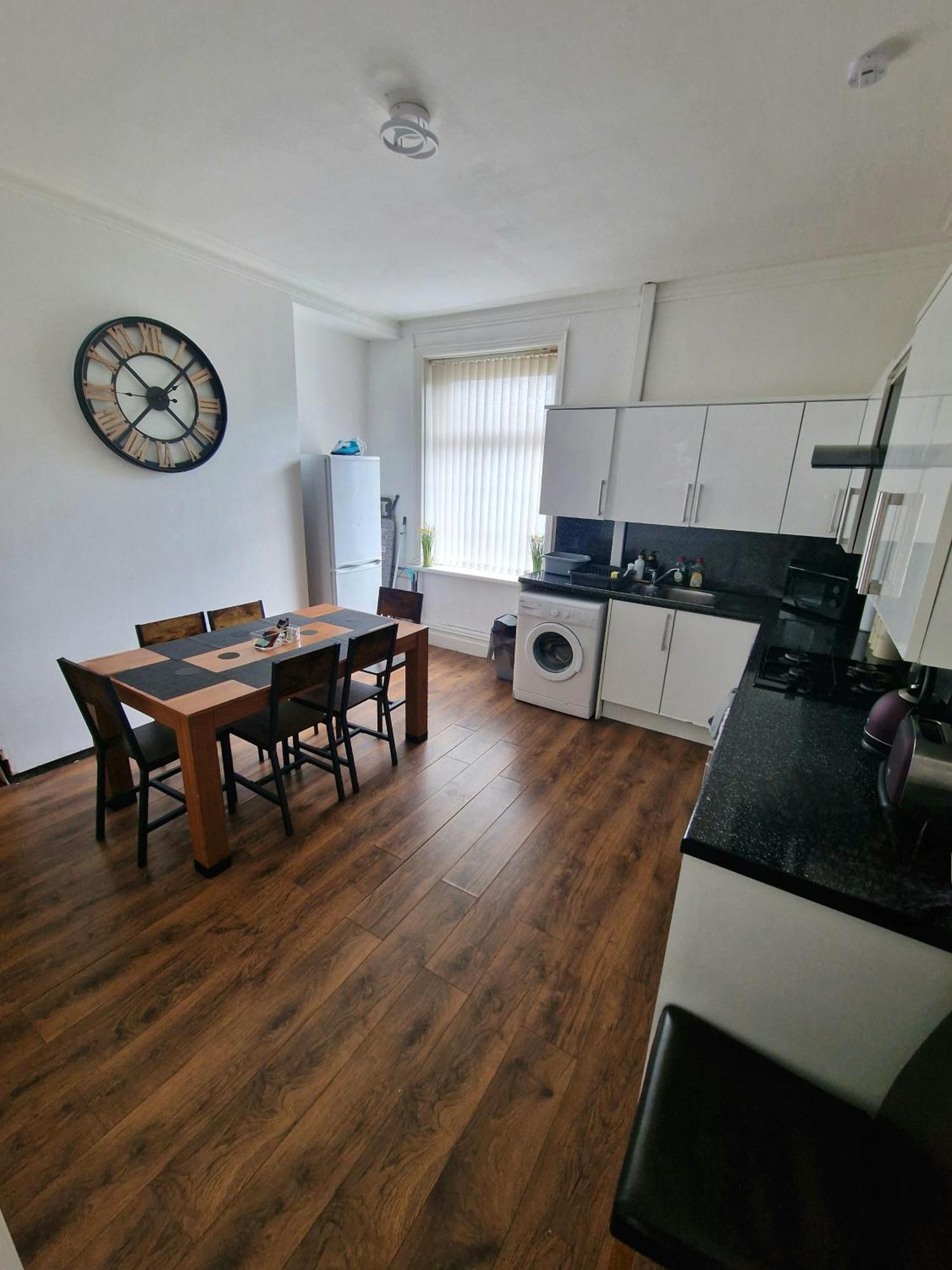 Stylish 4 Double Bedroom House In Bradford, Views Of Hillside And Parking Шипли Екстериор снимка