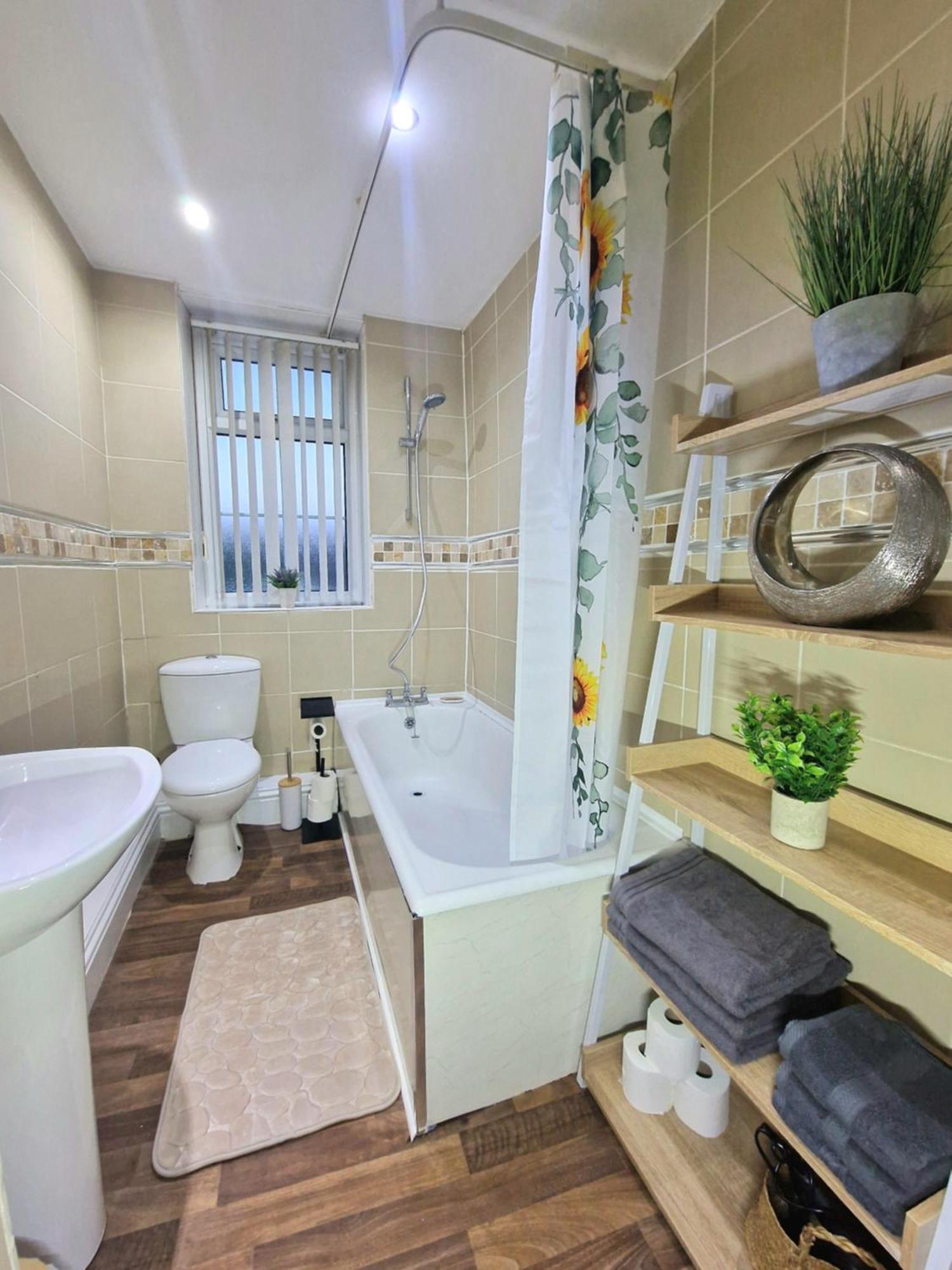 Stylish 4 Double Bedroom House In Bradford, Views Of Hillside And Parking Шипли Екстериор снимка