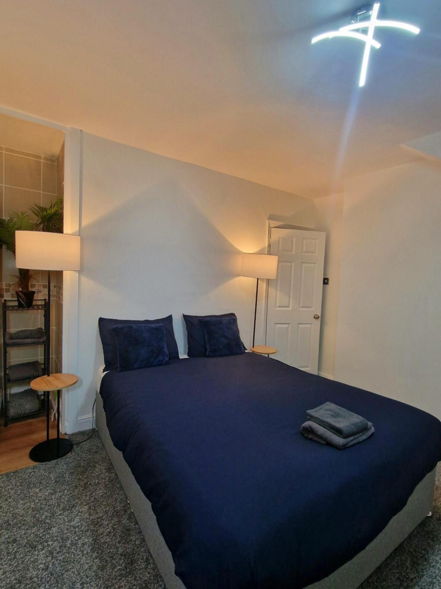 Stylish 4 Double Bedroom House In Bradford, Views Of Hillside And Parking Шипли Екстериор снимка
