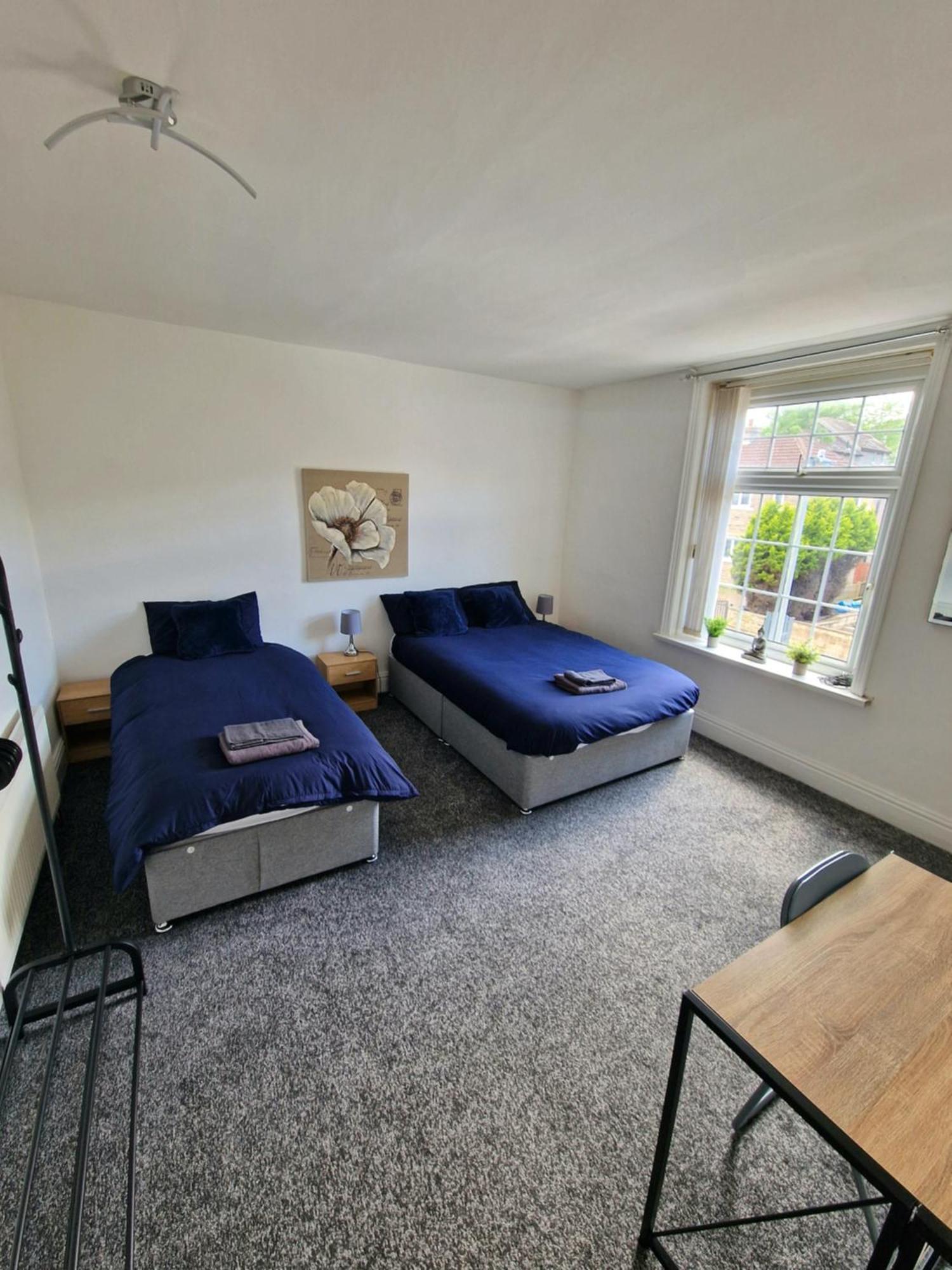 Stylish 4 Double Bedroom House In Bradford, Views Of Hillside And Parking Шипли Екстериор снимка
