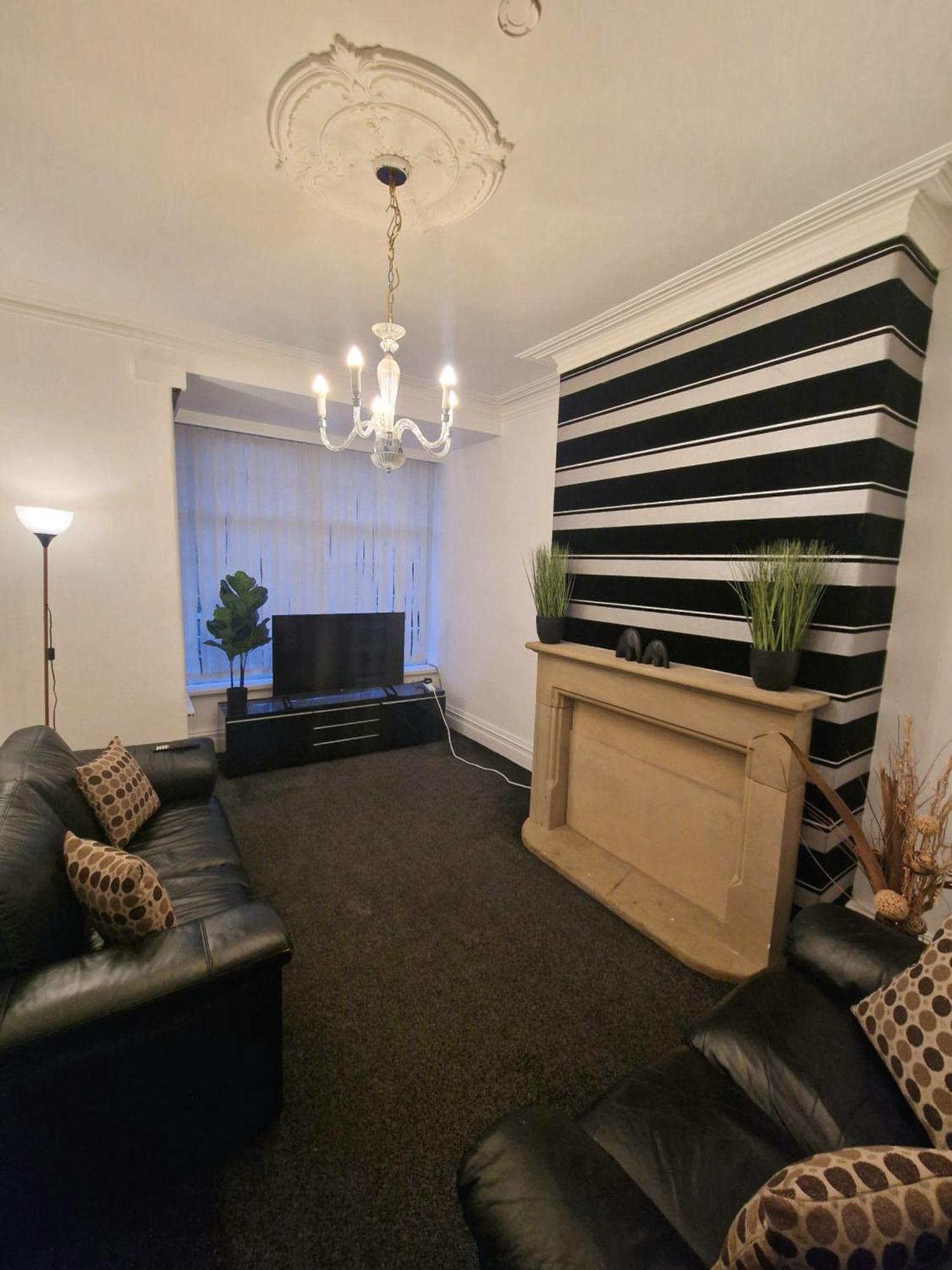 Stylish 4 Double Bedroom House In Bradford, Views Of Hillside And Parking Шипли Екстериор снимка