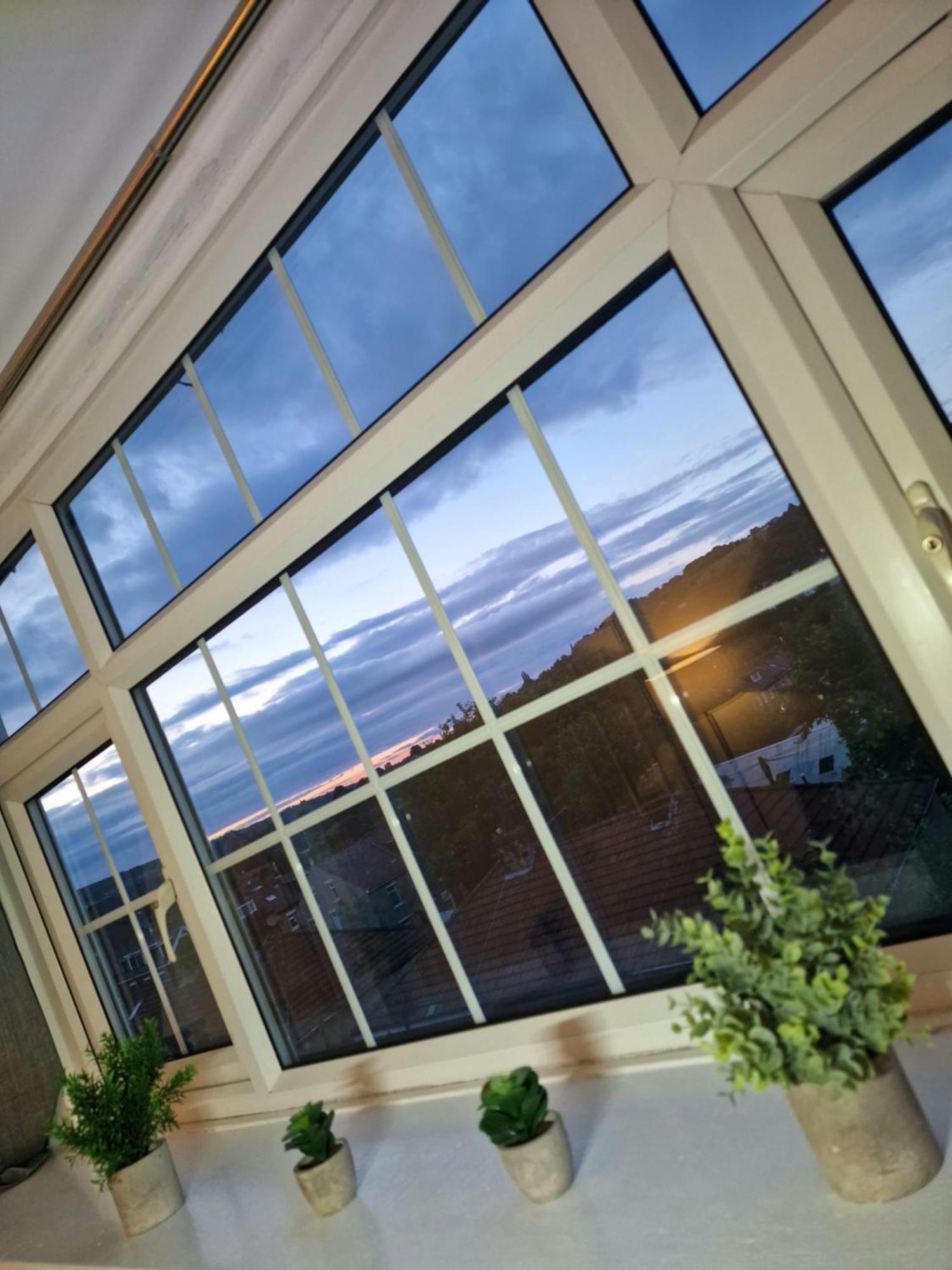 Stylish 4 Double Bedroom House In Bradford, Views Of Hillside And Parking Шипли Екстериор снимка