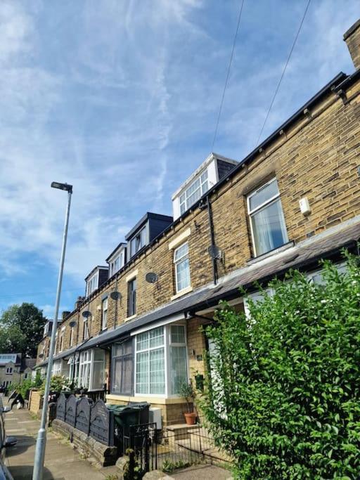 Stylish 4 Double Bedroom House In Bradford, Views Of Hillside And Parking Шипли Екстериор снимка